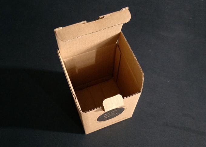 포장 선박을 위해 주름을 잡는 브라운 작은 마분지 서류상 이동하는 상자