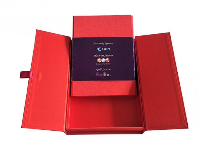 모자 최고 빨간 책에 의하여 형성되는 상자, 2cm 폭 공단 테이프를 가진 자석 플랩 상자