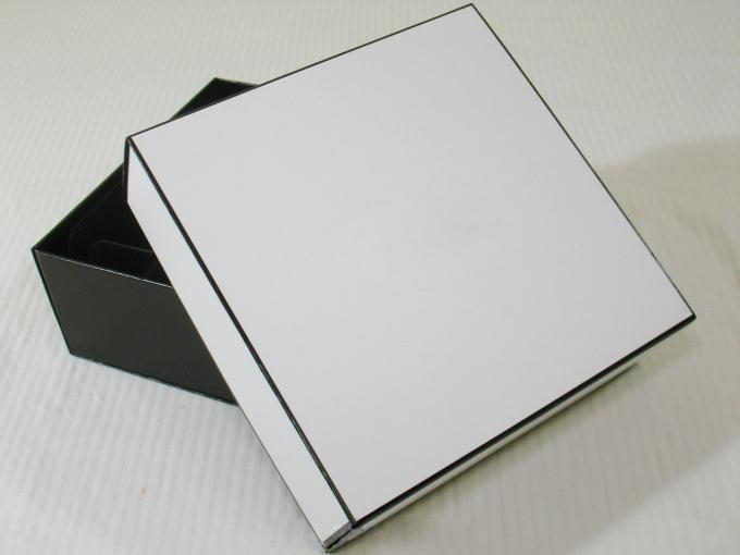 26 * 22 * 6cm를 포장하는 가발을 위한 광택 있는 인쇄된 접히는 선물 상자 다수 색깔