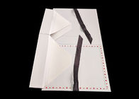 리본 마감을 가진 백색 접을 수있는 두꺼운 종이 의복 포장 상자 협력 업체
