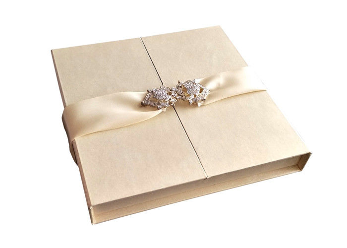 결혼식 안내장 리본으로 장식적인 선물 상자가 열리는 2개의 측 주문 설계합니다 협력 업체
